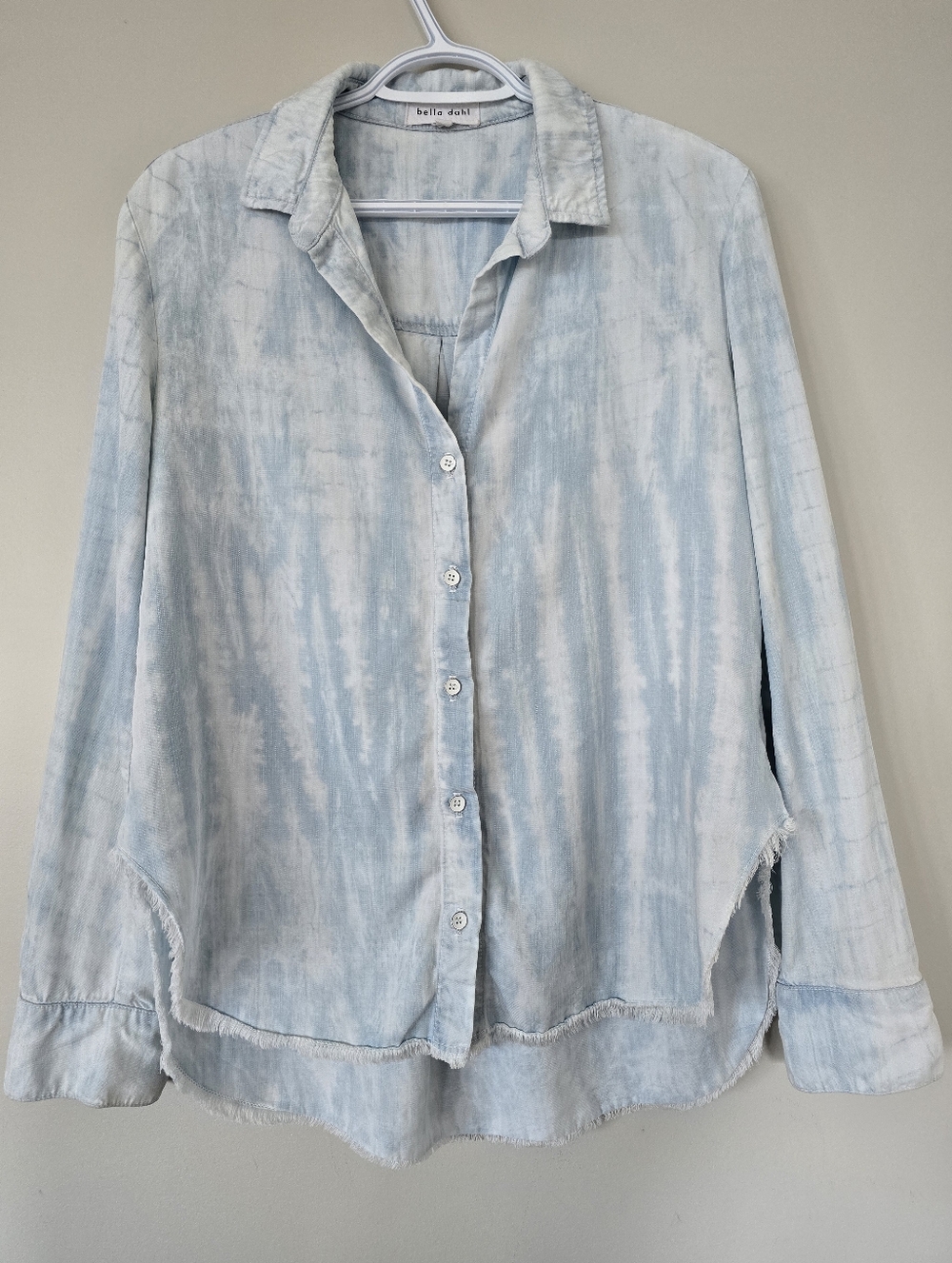 Bella Dahl Ladies Medium Light Blue Tie-Dye Button-Down Shirt. Raw Hem.